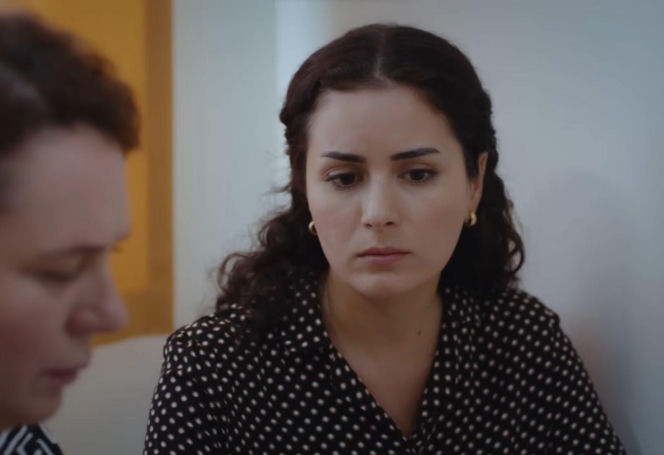 "Dziedzictwo", odcinek 894: Zbiegła ze szpitala Derya atakuje Leylę, by zająć jej miejsce przy Fericie