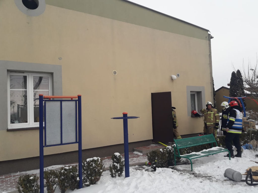 Ogień w Szkole Podstawowej w Sulisławicach! Na miejscu kilka zastępów straży pożarnej [ZDJĘCIA]