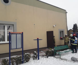 Ogień w Szkole Podstawowej w Sulisławicach! Na miejscu kilka zastępów straży pożarnej [ZDJĘCIA]