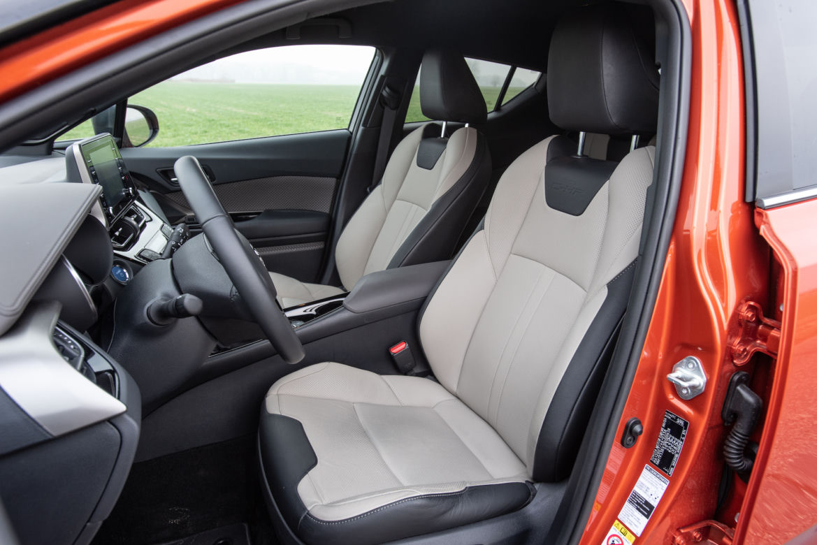 Toyota C-HR 2.0 Hybrid Dynamic Force 184 KM e-CVT vs Mazda CX-30 Skyactiv-X 180 KM 6MT AWD