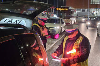 Skontrolowali taksówkarzy i kierowców na aplikację w Lesznie. Kto i jak wozi pasażerów? [ZDJĘCIA]