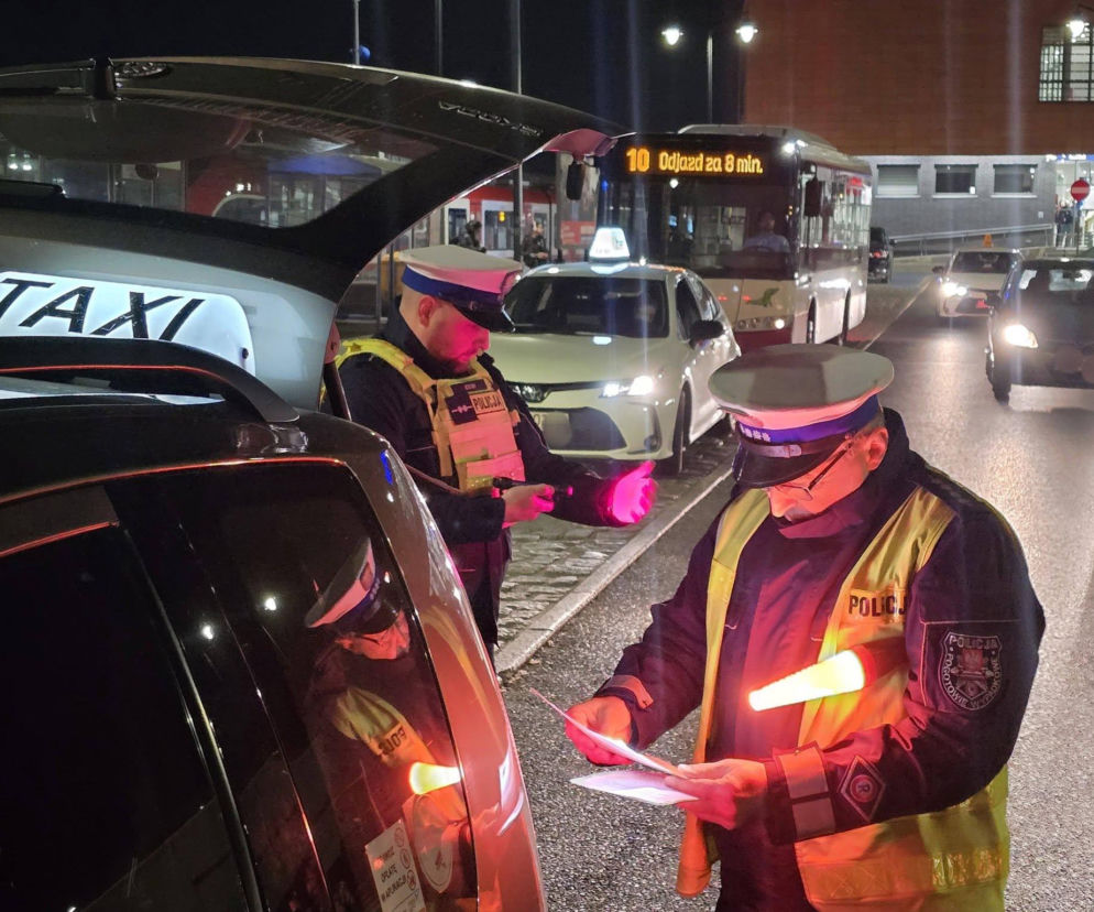 Skontrolowali taksówkarzy i kierowców na aplikację w Lesznie. Kto i jak wozi pasażerów?