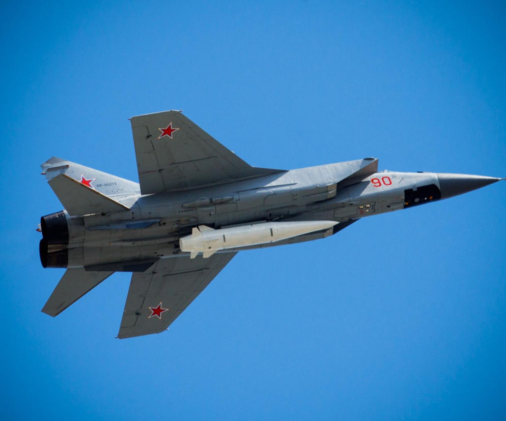 Myśliwiec MiG-31K z podwieszonym pociskiem Kindżał na tle nieba. O mitach rosyjskiej broni przeczytasz na SE Portal Obronny.
