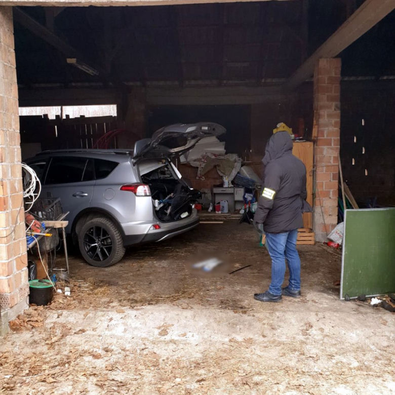 Nalot na dziuplę. Policjanci odzyskali auto za 100 tysięcy