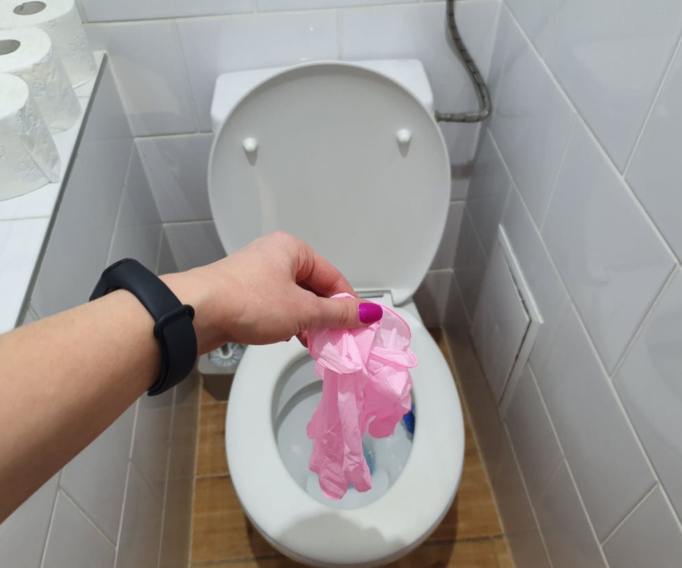 Rękawiczki i maseczki lądują w toaletach. MPWiK apeluje abyśmy przestali je tam wrzucać! 