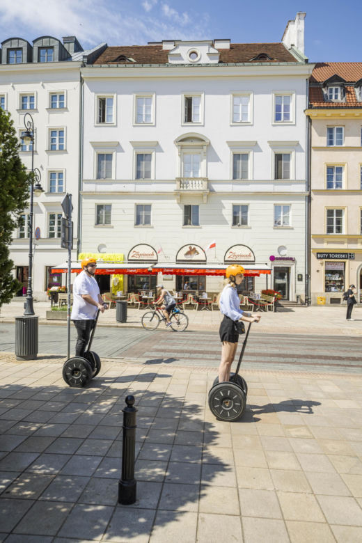 Warszawa dawniej i dziś. Krakowskie Przedmieście 55. Przed wojną ten gmach zachwycał przepychem, dziś jest tylko cieniem dawnej chwały