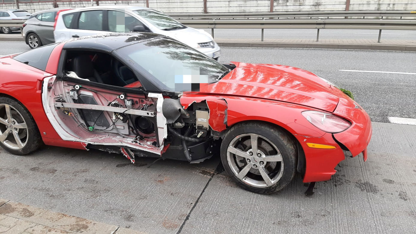 Sportowy chevrolet rąbnął w przystanek autobusowy!