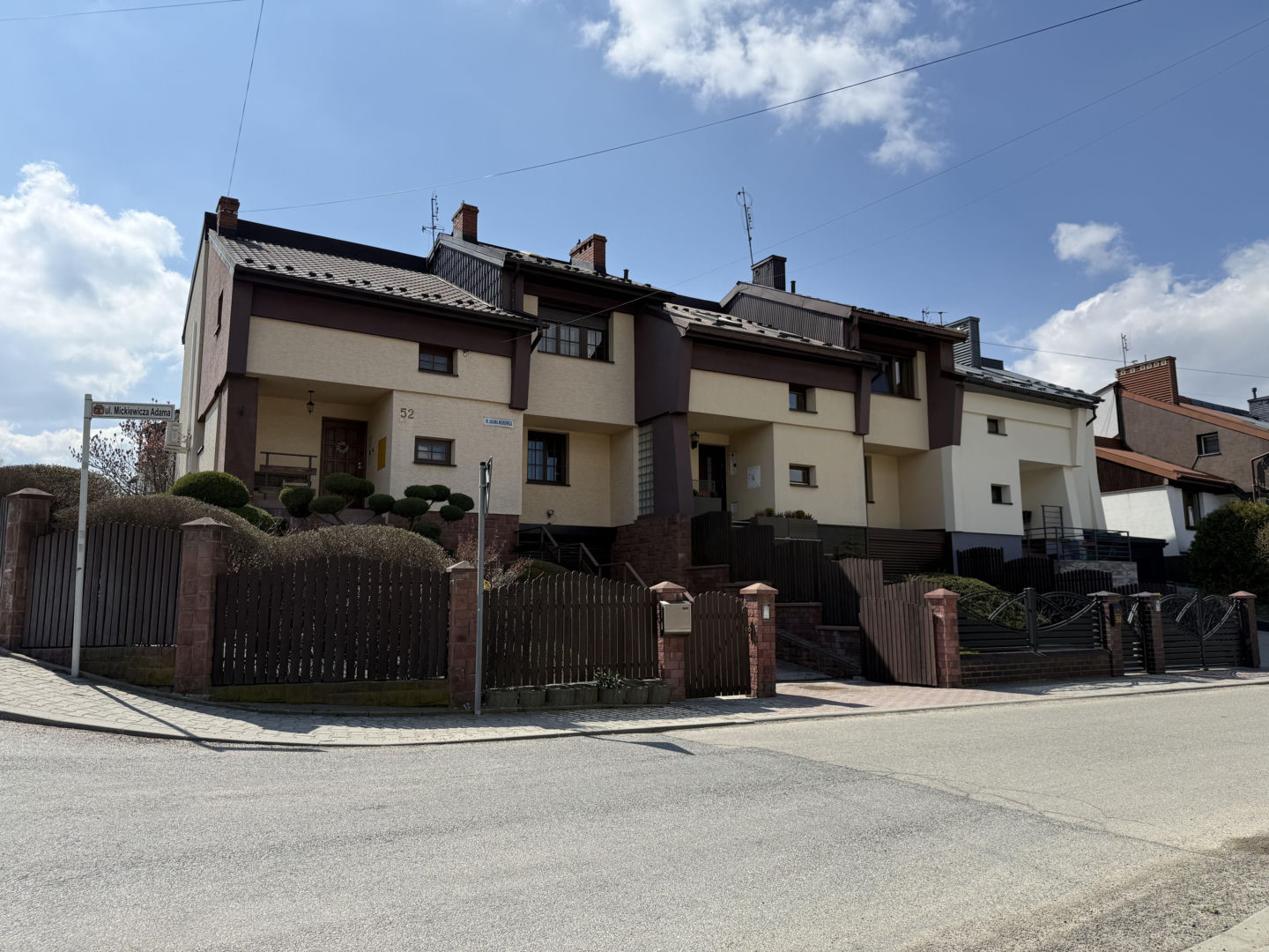 "Działy". Domy z lat 80. Limanowa