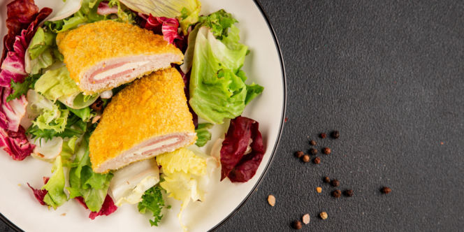 Kotlet cordon bleu. Chrupiąca panierka skrywa środek, który rozpływa się po przekrojeniu