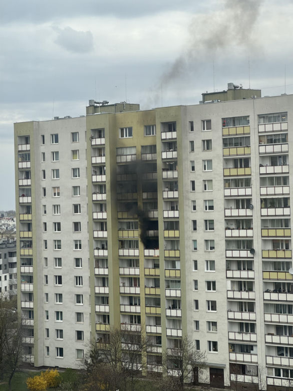 Pożar mieszkania w Warszawie! Czarny dym widać z daleka [ZDJĘCIA]
