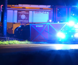 Kierowca uderzył w barierki, barierka przebiła auto i zabiła pasażera, kierowca uciekł pieszo