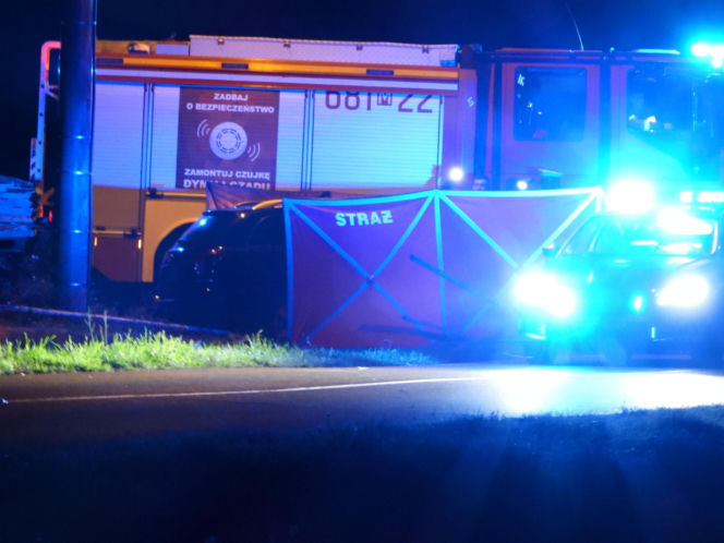 Kierowca uderzył w barierki, barierka przebiła auto i zabiła pasażera, kierowca uciekł pieszo