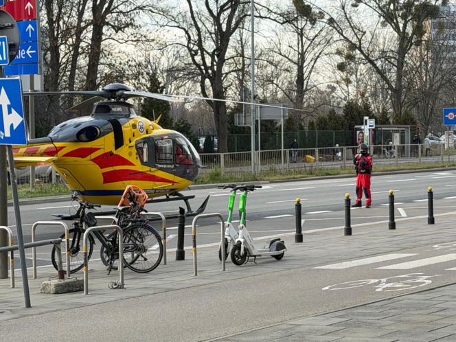 Lądowanie śmigłowca LPR w centrum Warszawy