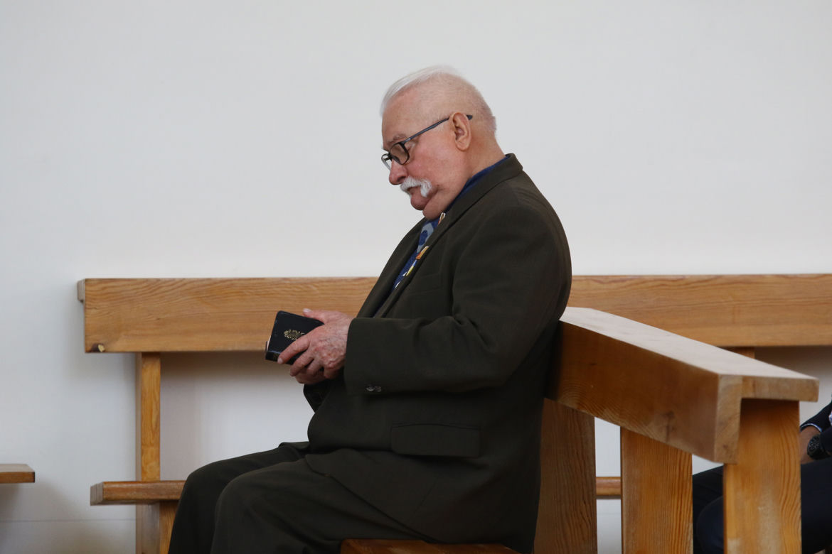 Wałęsa obwieszony ważnymi symbolami. Tak przyjechał do kościoła 
