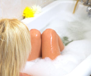 Zapomnij o opalaniu. Zalej wrzątkiem 6 łyżek i wlej do wanny. Po kąpieli skóra będzie naturalnie ciemniejsza. Przyciemnienie skóry bez opalania