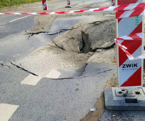 Ulica Starkiewicza zamknięta po awarii wodociągu