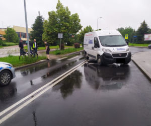 Poważny wypadek na ul. Czaplinieckiej w Bełchatowie. Rowerzysta wjechał wprost pod nadjeżdżającego busa