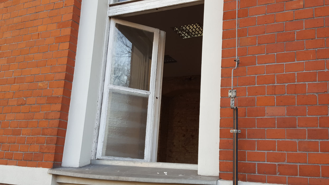 Lecą tynki i ściany. Ruszyły prace w budynku przyszłej biblioteki miejskiej 