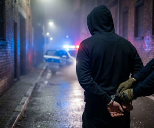 Zmuszali bezdomnego do kradzieży grożąc mu maczetą. Szokujące wydarzenia w Elblągu 