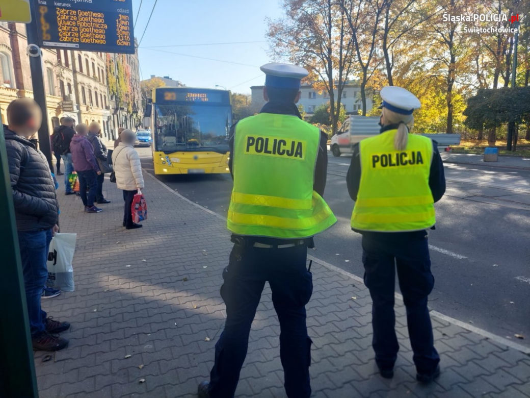 W Chorzowie i Świętochłowicach ruszyły zmasowane kontrole policji. Chodzi o maseczki w autobusach [ZDJĘCIA]