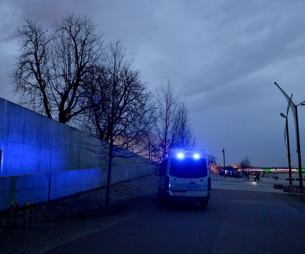 Dramatyczna akcja policji nad Wisłą. Kobietę uratował jeden SMS!