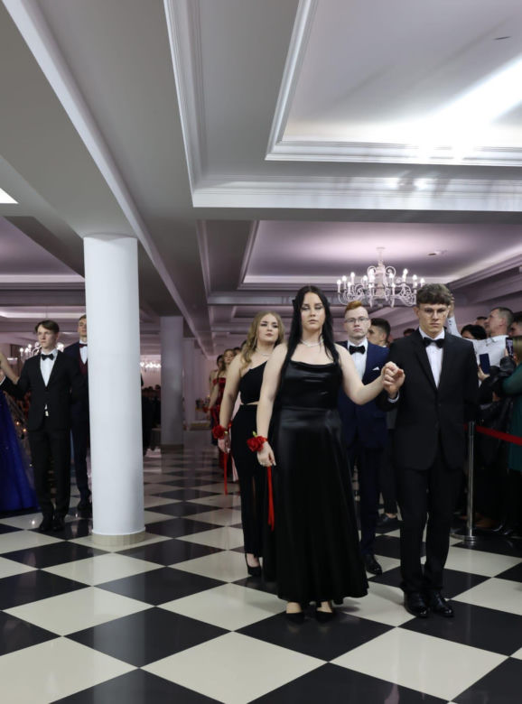 Studniówka 2024 w Opatowie. Cudowny walc uczniów Zespołu Szkół numer 1