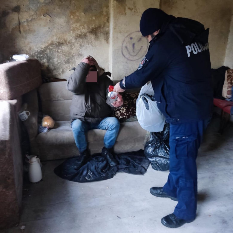 Nie tylko egzekwują prawo, ale także niosą pomoc. Policjanci z Wielkopolski otoczyli pomocą bezdomnego