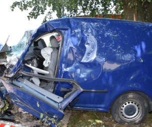 Samochód ROZTRZASKAŁ się o drzewo. Kierowca NIE ŻYJE