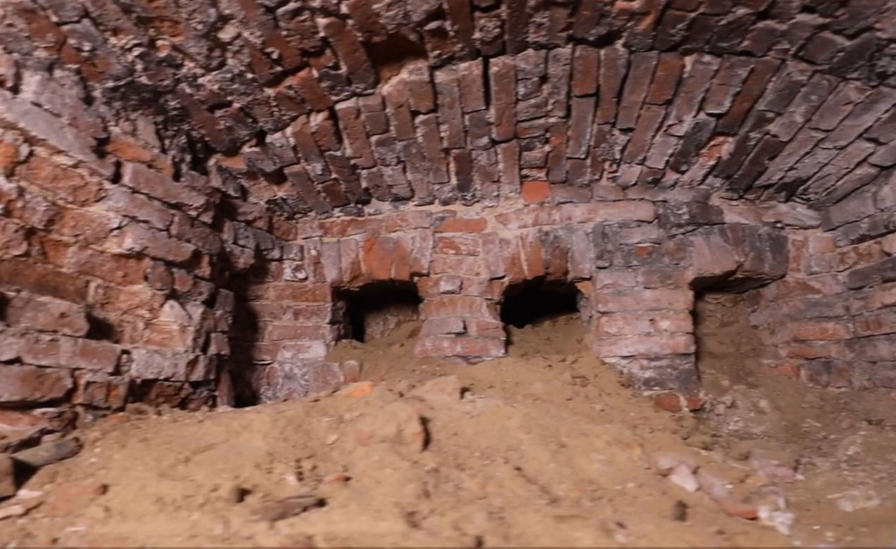 Tajemniczy tunel na Ursynowie. Badają tajemnice „grobów masońskich”