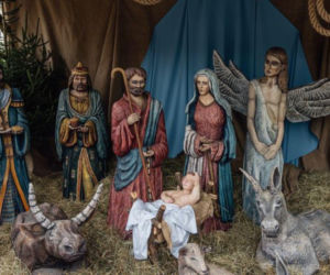 Bożonarodzeniowa szopka zrobiona przez bydgoskich uczniów stanęła na Starym Rynku. Młodzi artyści ozdobili też ratuszową choinkę