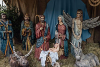 Bożonarodzeniowa szopka zrobiona przez bydgoskich uczniów stanęła na Starym Rynku. Młodzi artyści ozdobili też ratuszową choinkę