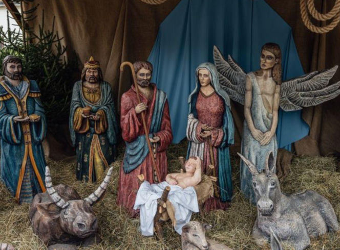 Bożonarodzeniowa szopka zrobiona przez bydgoskich uczniów stanęła na Starym Rynku. Młodzi artyści ozdobili też ratuszową choinkę