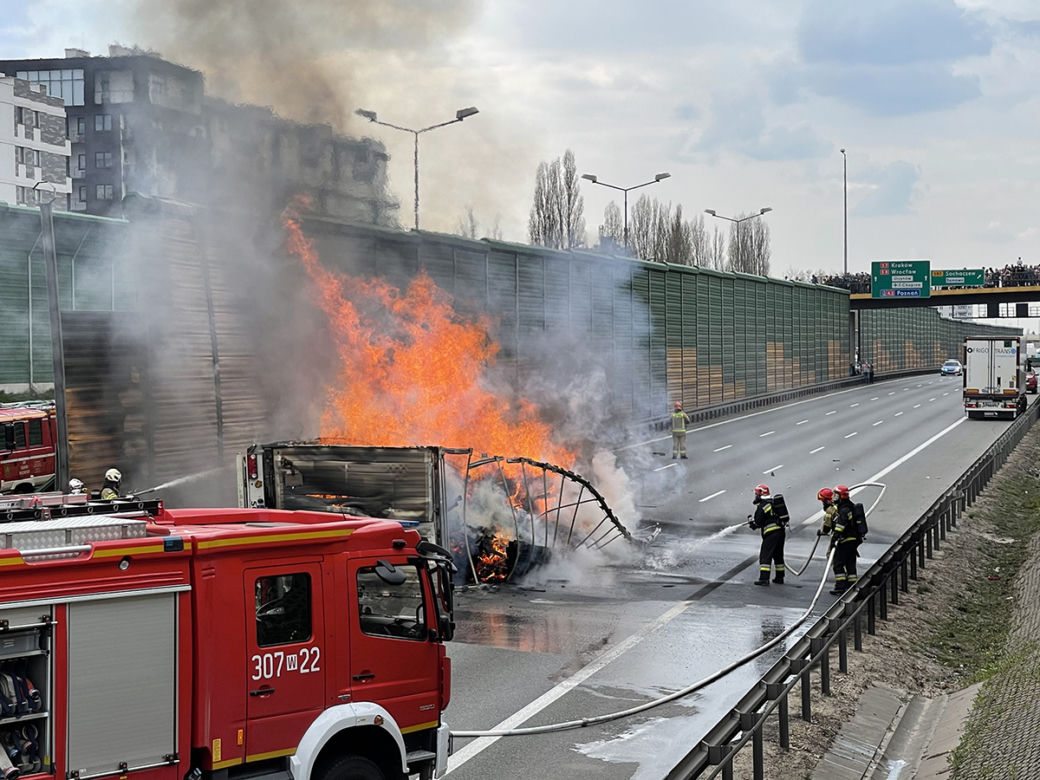 Wypadek na trasie S8 w Warszawie. Przerażająca śmierć kierowcy ciężarówki 