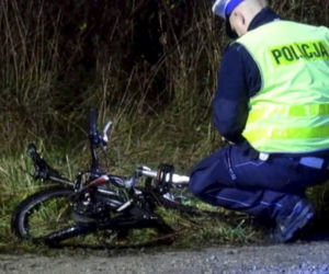 Z impetem wjechał w dzieci na poboczu, 13-latek walczy o życie