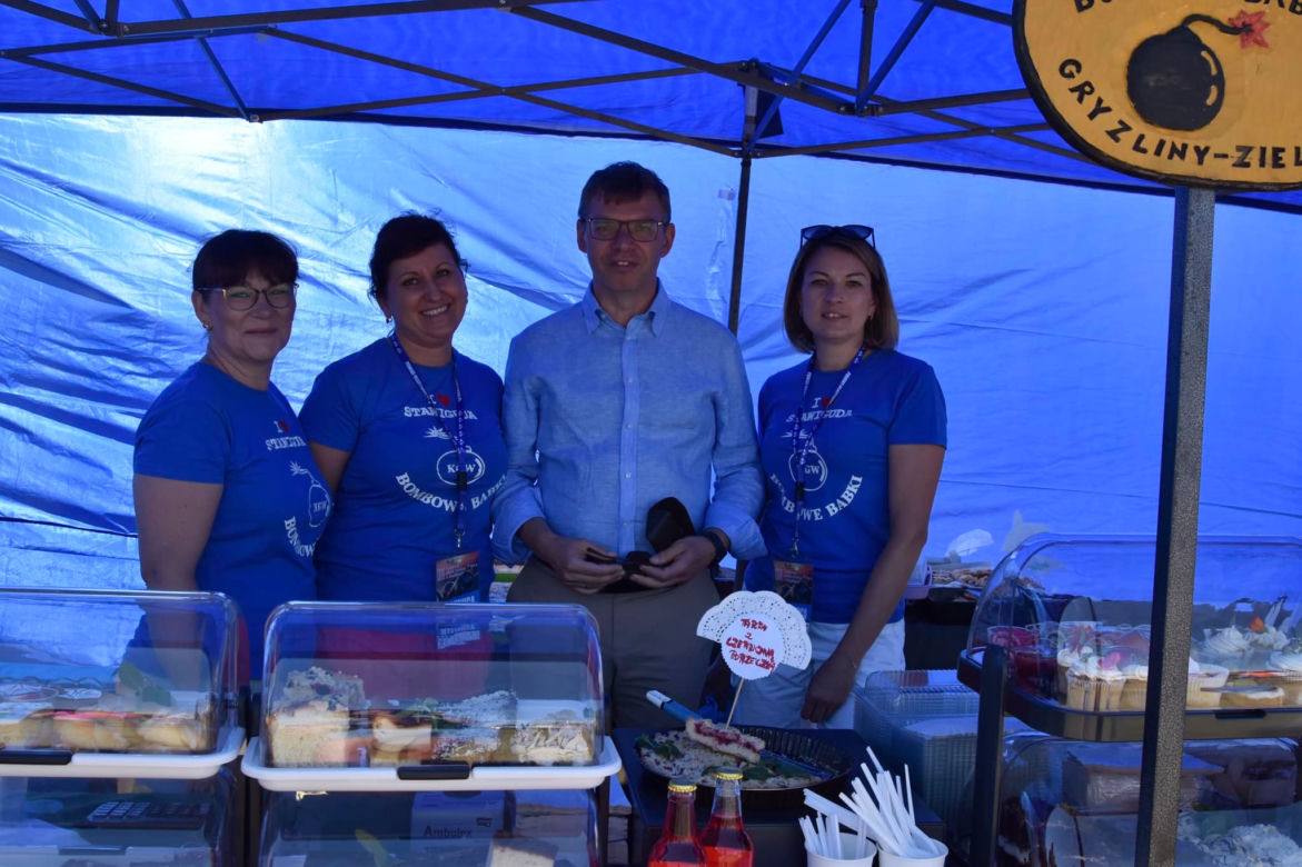 Rodzinny Piknik Lotniczy w Gryźlinach 2023. Lotnicy-akrobaci zachwycili publiczność