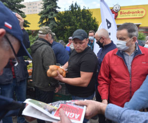 Nietypowy protest Agrounii. Rolnicy rozdawali ziemniaki w Toruniu