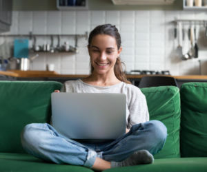 Syndrom przypieczonej skóry to nie mit. Dermatolodzy ostrzegają przed skutkami pracy z laptopem