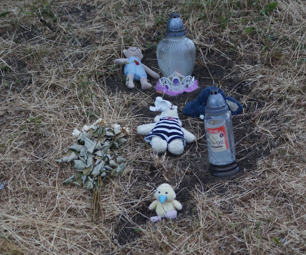 Korona księżniczki i pluszowe misie w miejscu tragedii! Tu zginęła 12-letnia Wiktoria [ZDJĘCIA, WIDE]