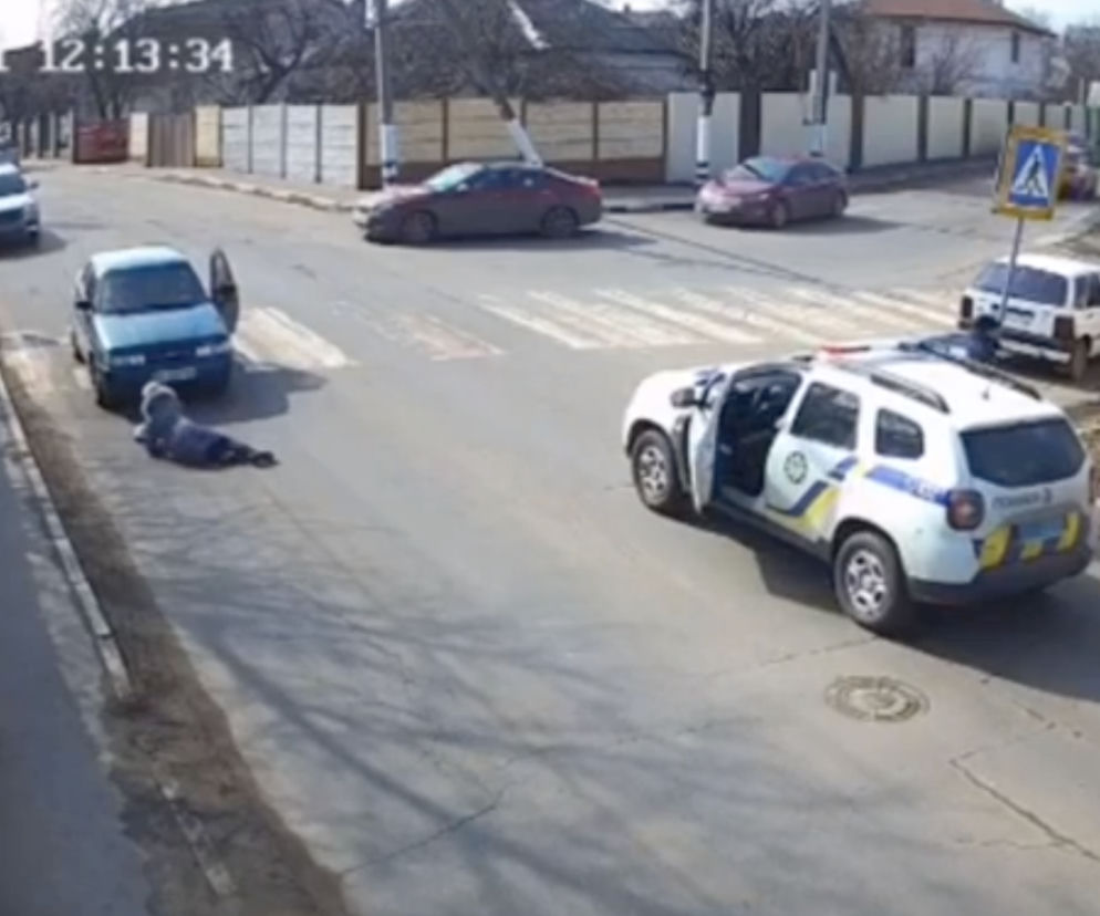 Piesza zostaje potrącona na oczach policjantów