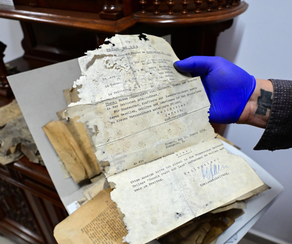 Niezwykłe znalezisko w Kamieniu Pomorskim. Przedwojenne dokumenty ukryte na strychu
