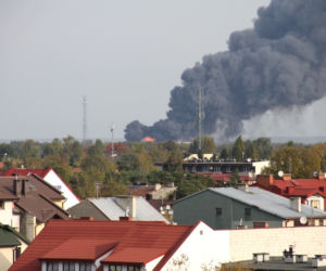 Pożar w Legionowie - ZDJĘCIA: Płonie hala z tworzywami sztucznymi przy ul. Sikorskiego