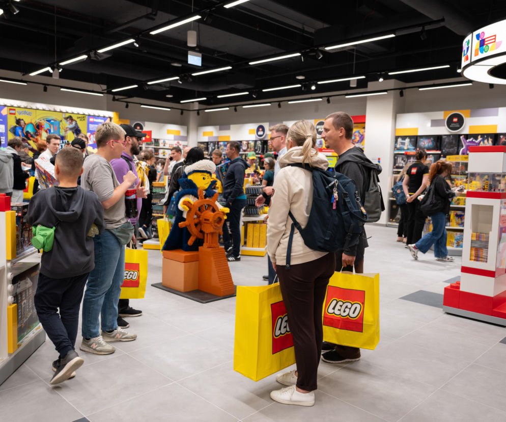 Tłumy klientów w LEGO Store w Szczecinie. Obok nich figura marynarza z klocków. O otwarciu przeczytasz w Eska.
