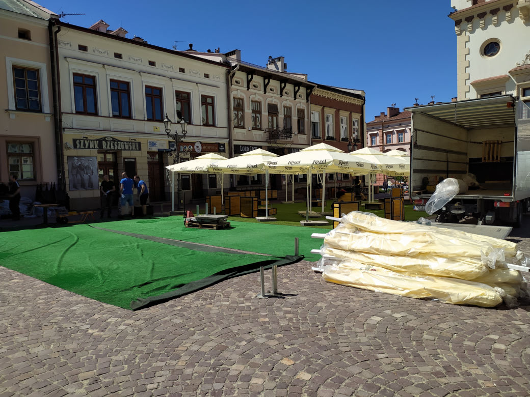 Na Rynku trwa rozkładanie ogródków piwnych! Mają być otwarte od soboty