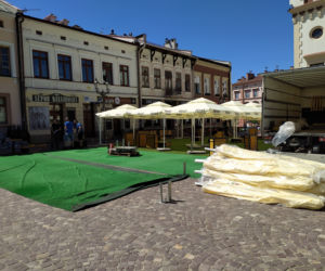 Na Rynku trwa rozkładanie ogródków piwnych! Mają być otwarte od soboty