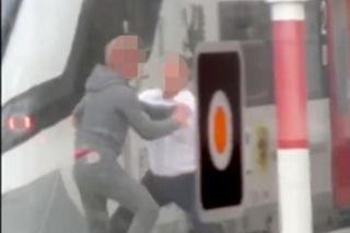 Szokujące sceny na peronie w Wejherowie! Bójka agresywnego pasażera z konduktorem