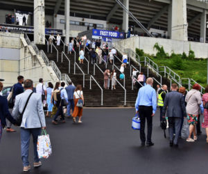 Tysiące ludzi szuka swojego szczęścia na stadionie. Kongres Świadków Jehowy przyciągnął tłumy