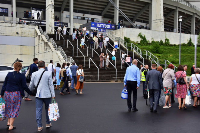Tysiące ludzi szuka swojego szczęścia na stadionie. Kongres Świadków Jehowy przyciągnął tłumy