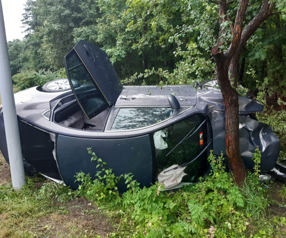 Groza na drodze w Toruniu. Dwa samochody wypadły z jezdni! 