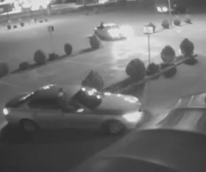 Z pasażerami... na drzwiach. Niebezpieczna jazda po parkingu