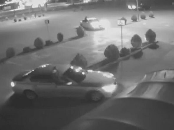 Z pasażerami... na drzwiach. Niebezpieczna jazda po parkingu